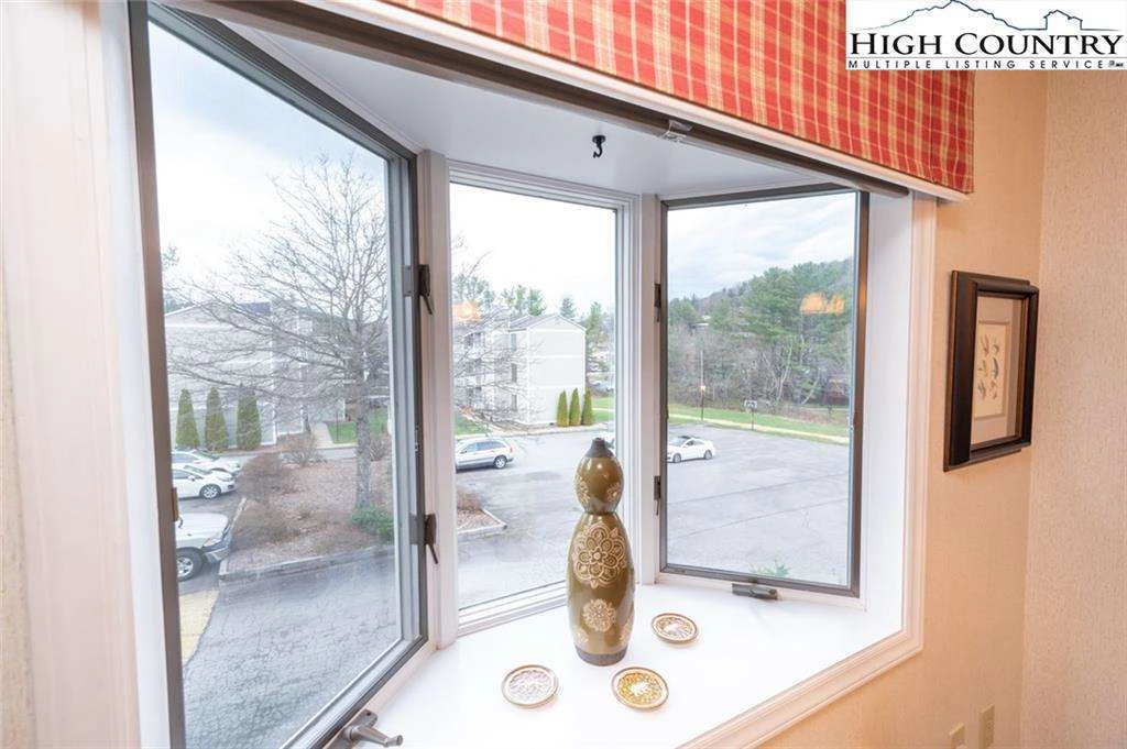 Image number 3 for the current listing