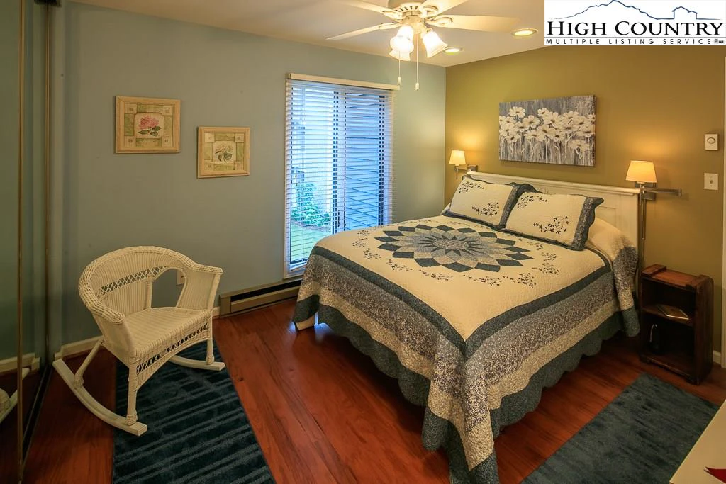 Image number 11 for the current listing