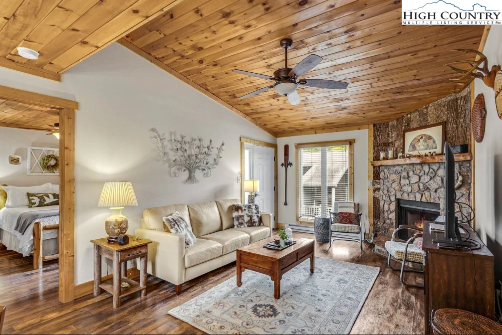 Image number 1 for the current listing