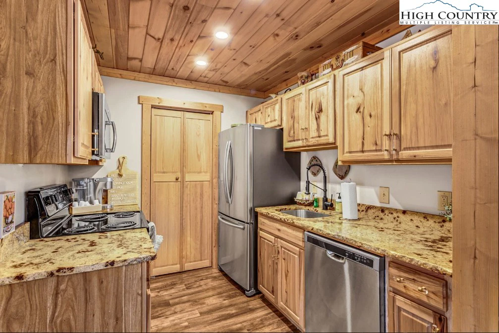 Image number 14 for the current listing