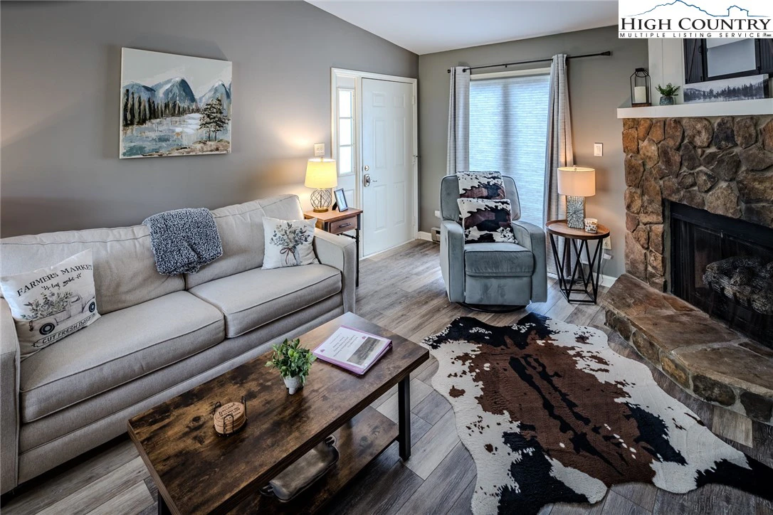 Image number 7 for the current listing