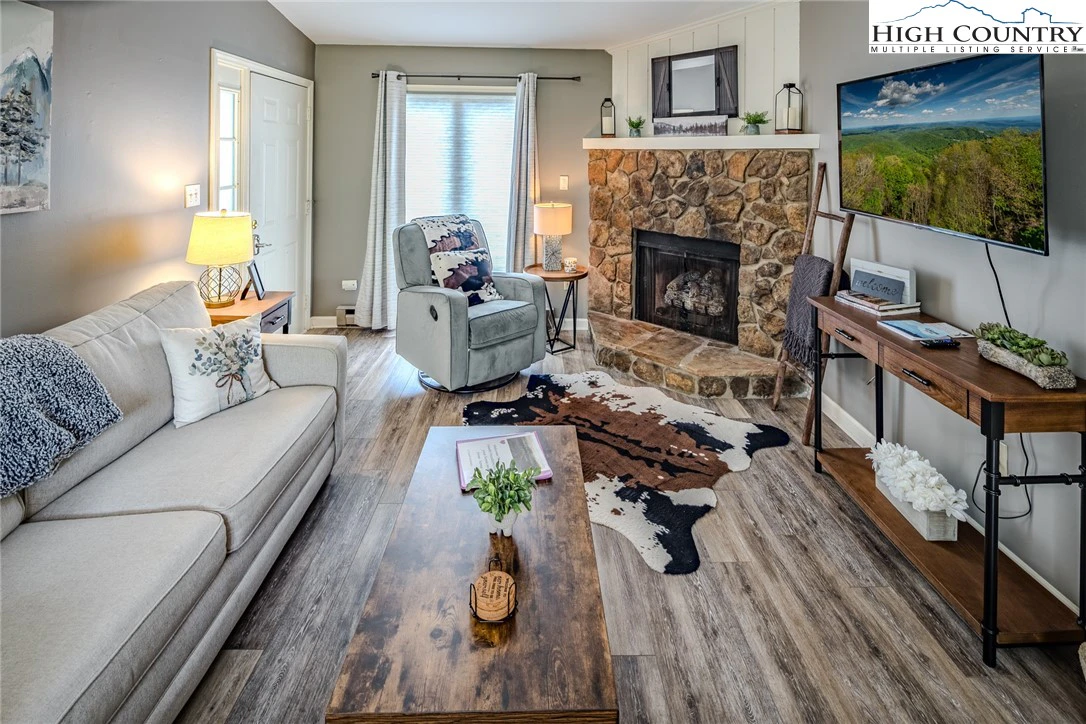 Image number 8 for the current listing