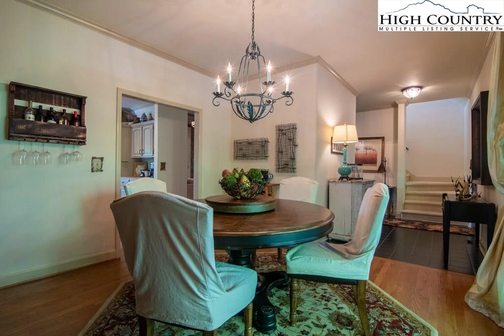 Image number 4 for the current listing