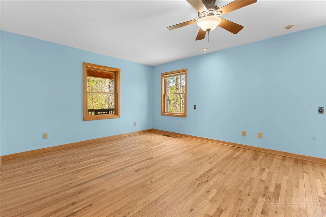 Image number 19 for the current listing