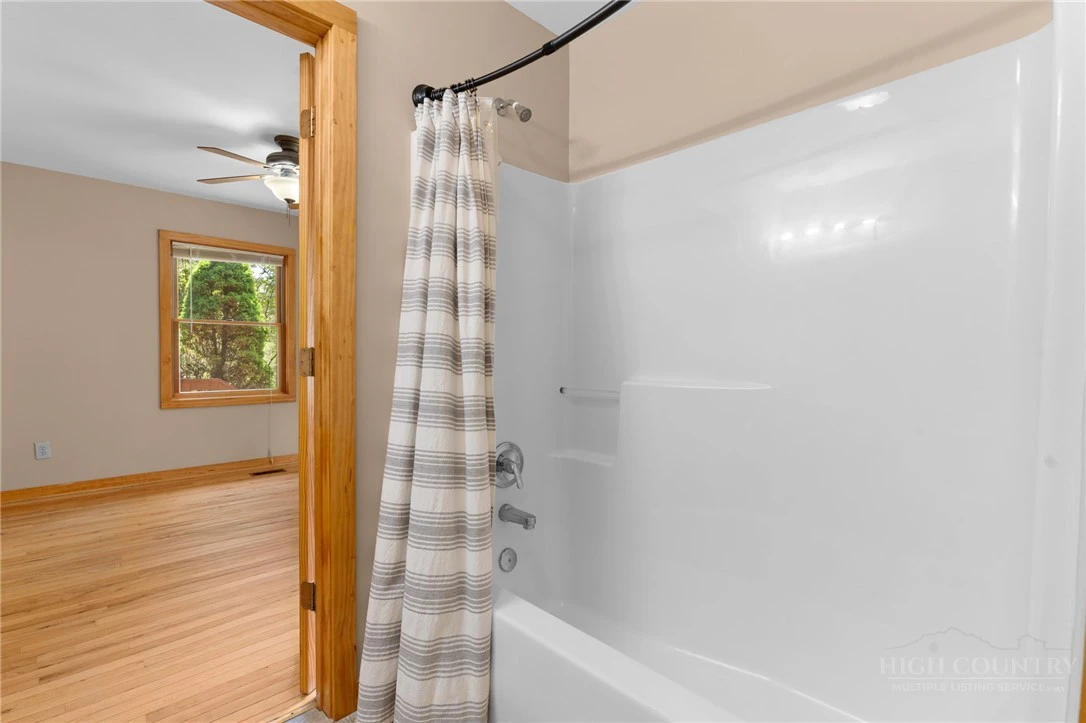 Image number 2 for the current listing