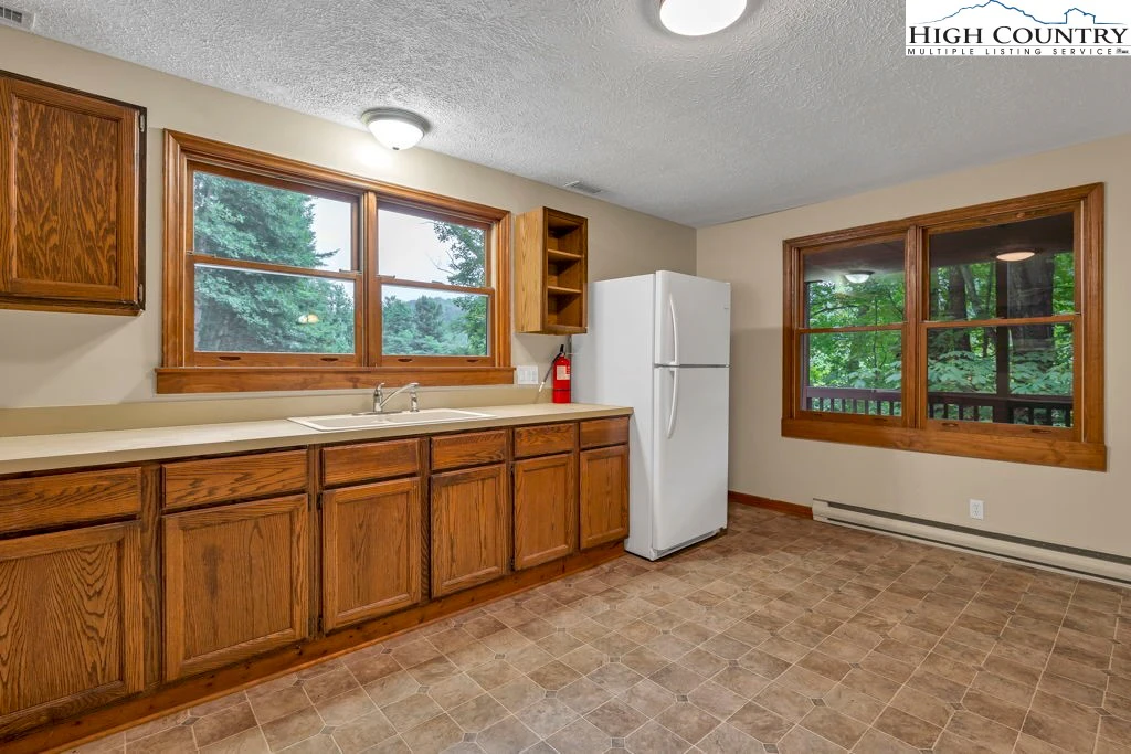 Image number 2 for the current listing