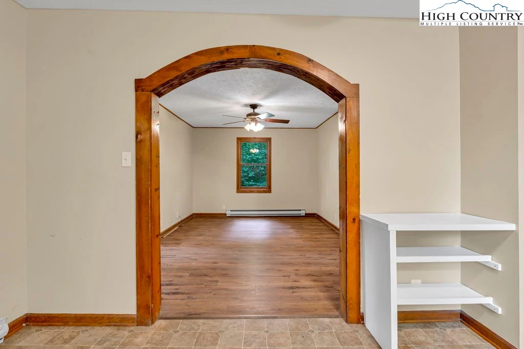 Image number 18 for the current listing