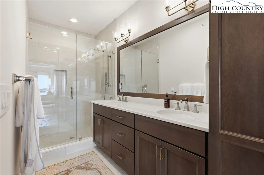 Image number 3 for the current listing