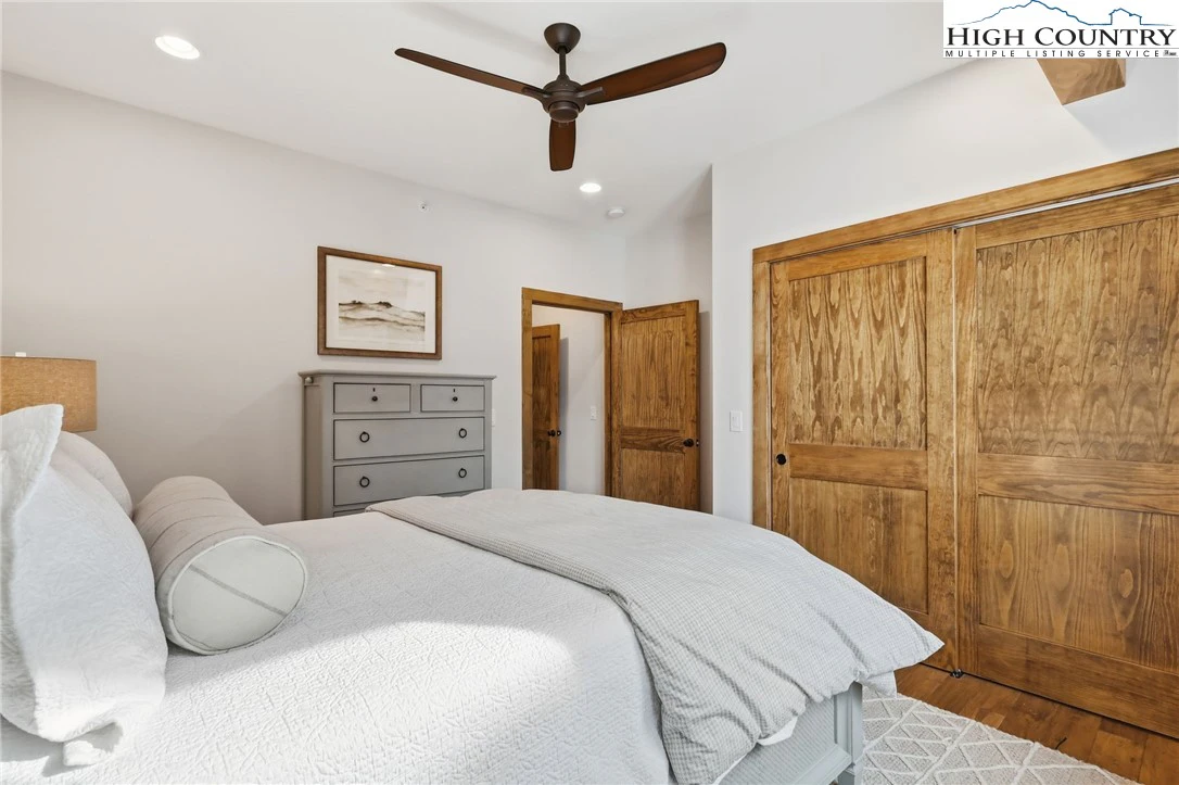 Image number 5 for the current listing