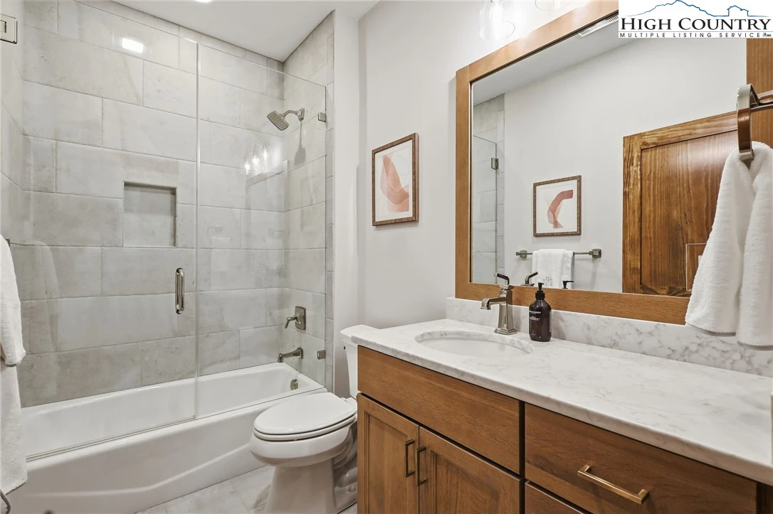 Image number 8 for the current listing