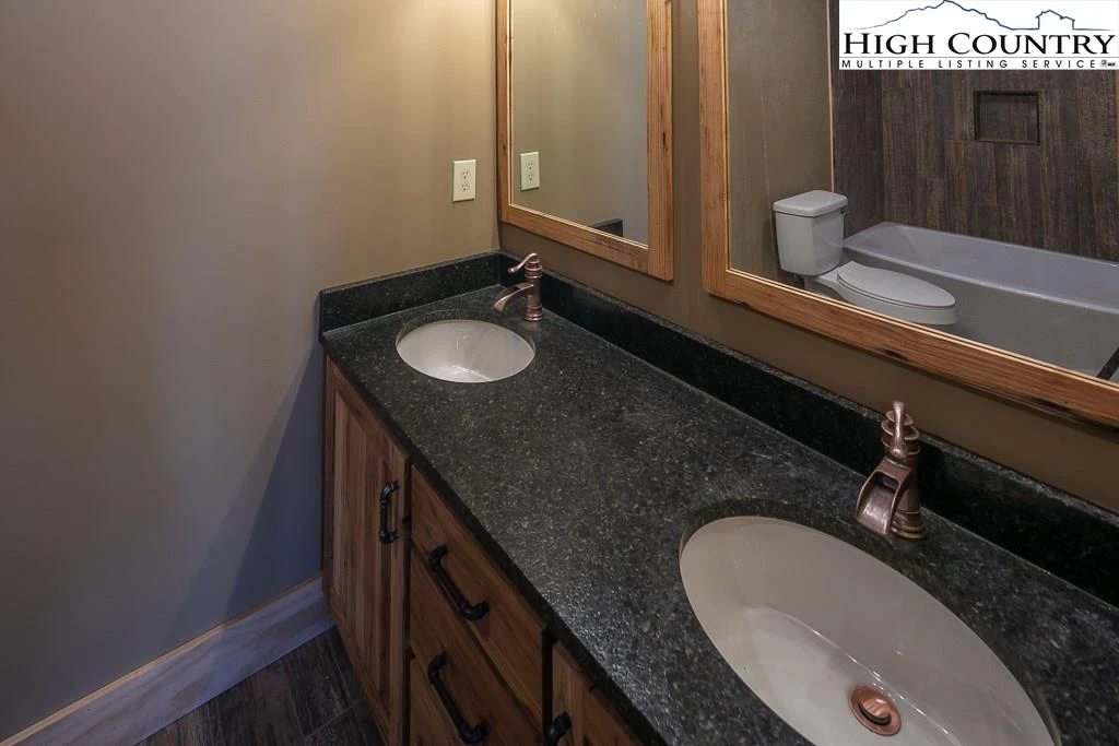 Image number 7 for the current listing