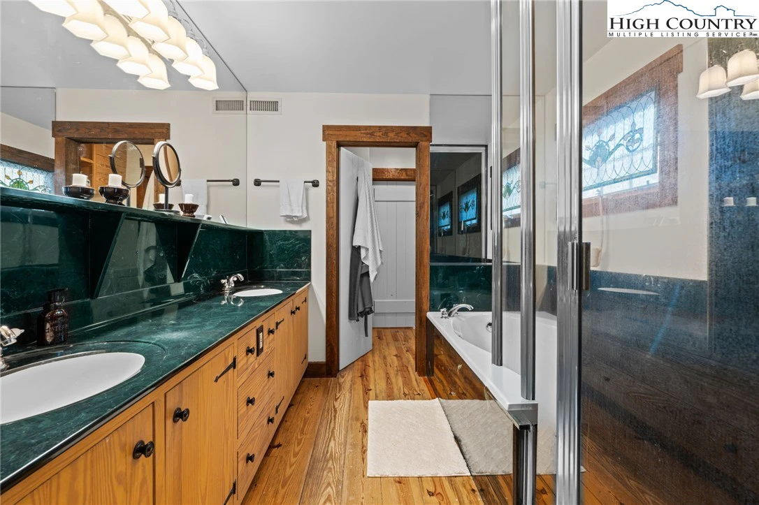 Image number 3 for the current listing