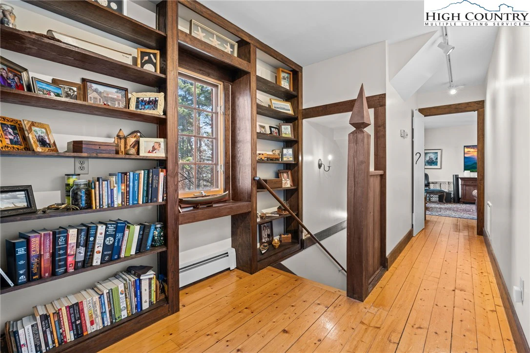 Image number 5 for the current listing