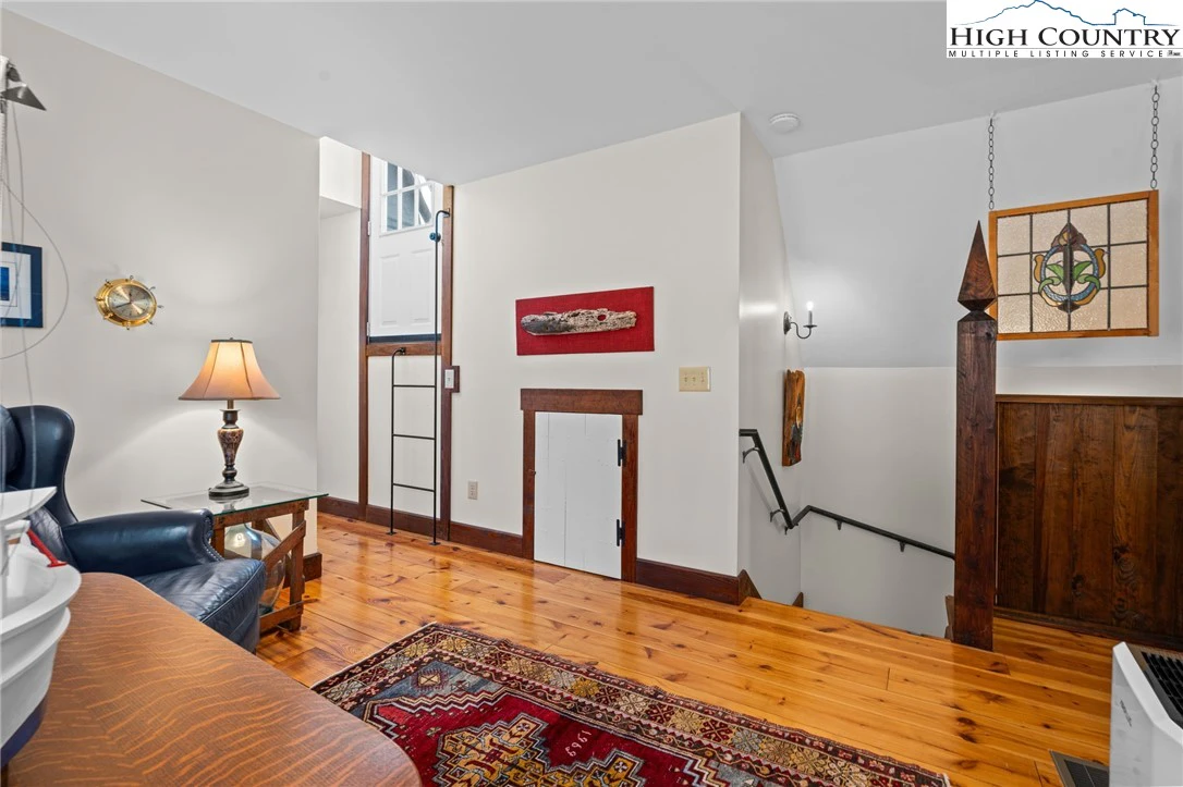 Image number 8 for the current listing