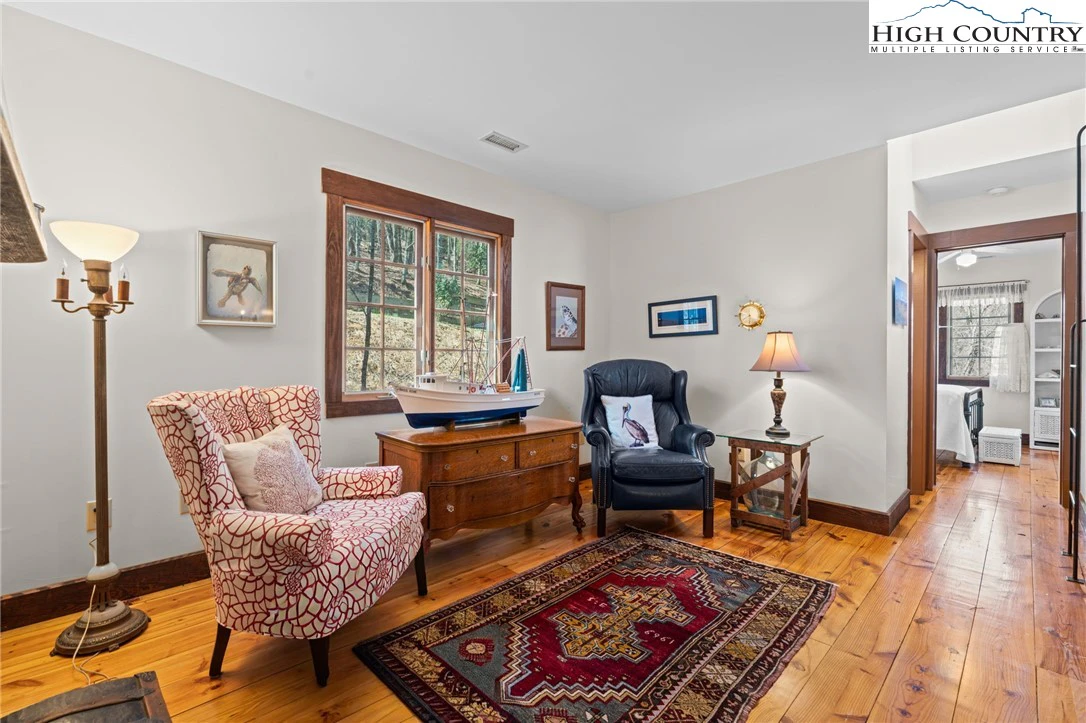 Image number 9 for the current listing