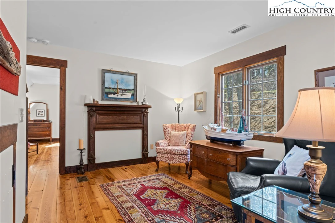 Image number 10 for the current listing