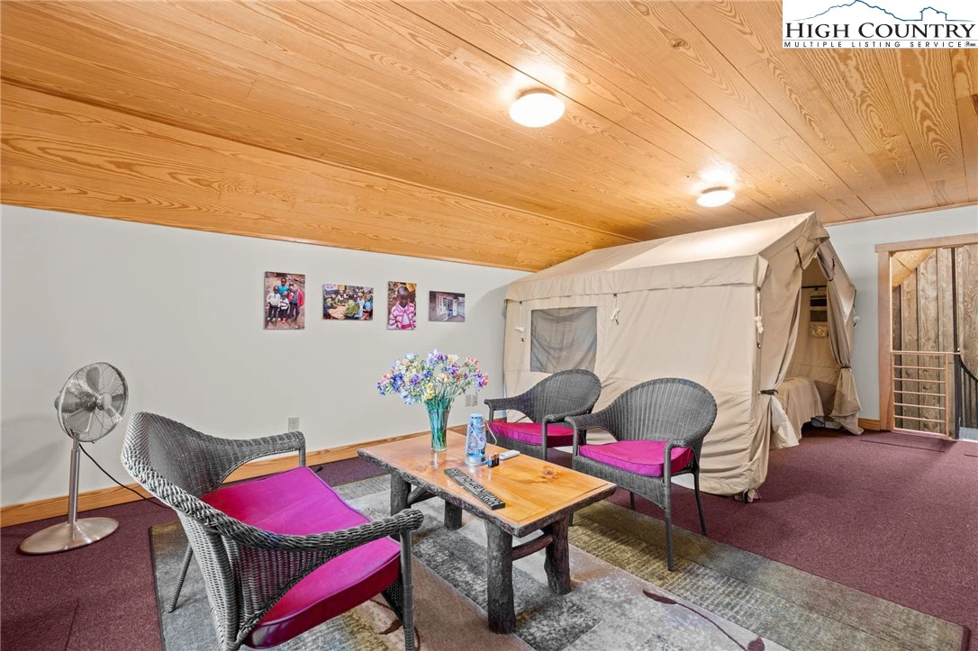 Image number 15 for the current listing