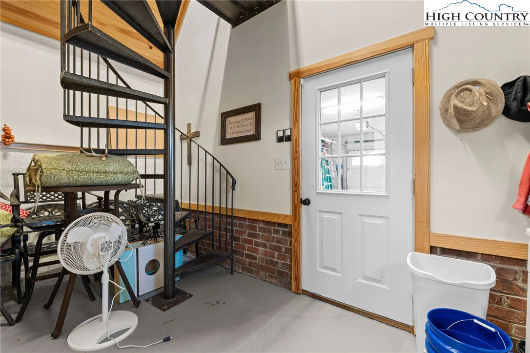 Image number 19 for the current listing