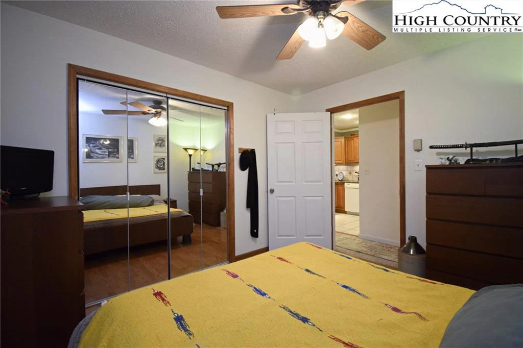 Image number 11 for the current listing