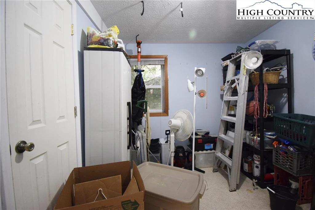 Image number 19 for the current listing