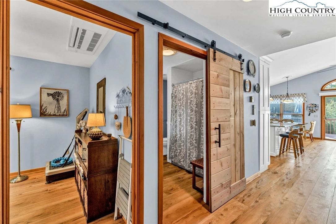 Image number 4 for the current listing