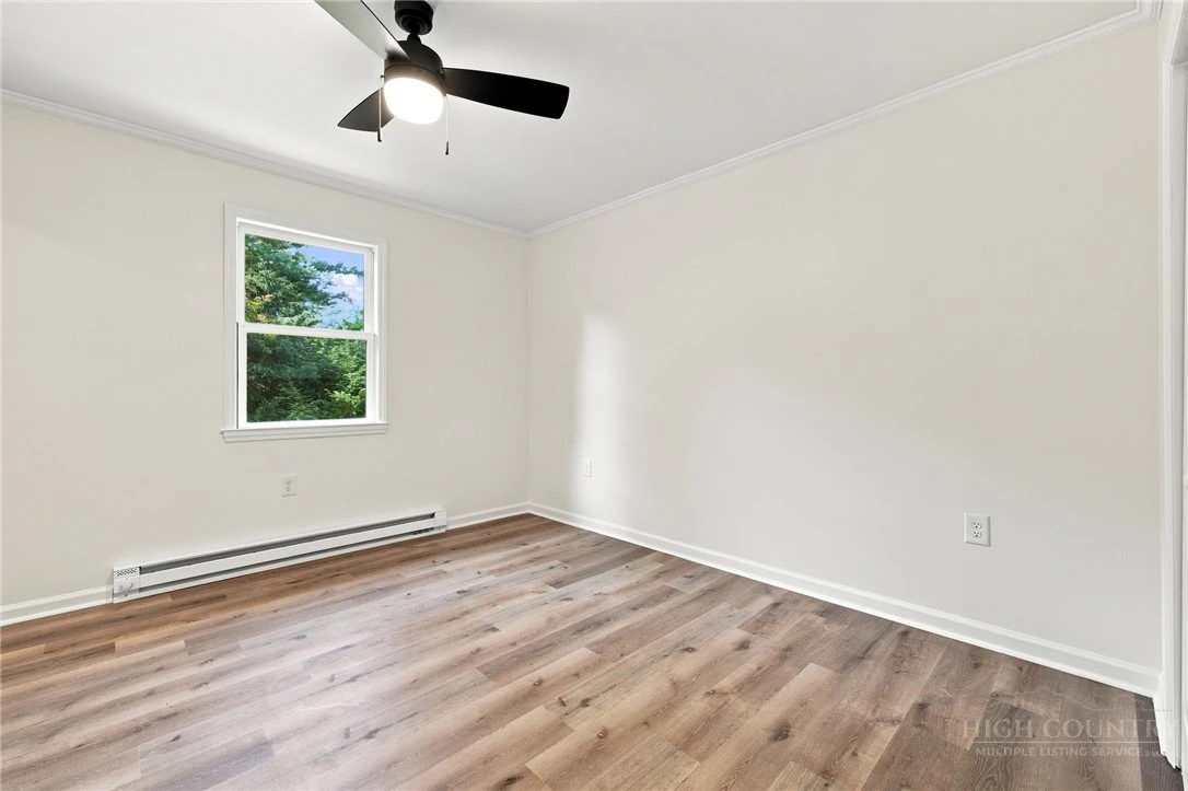 Image number 21 for the current listing