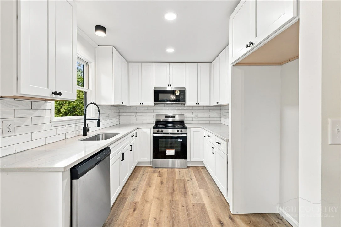Image number 5 for the current listing