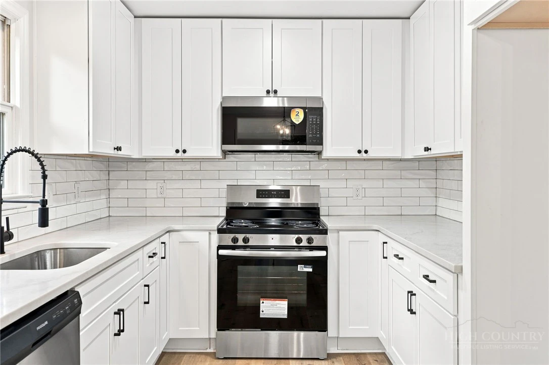 Image number 6 for the current listing