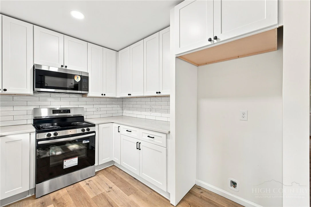 Image number 7 for the current listing