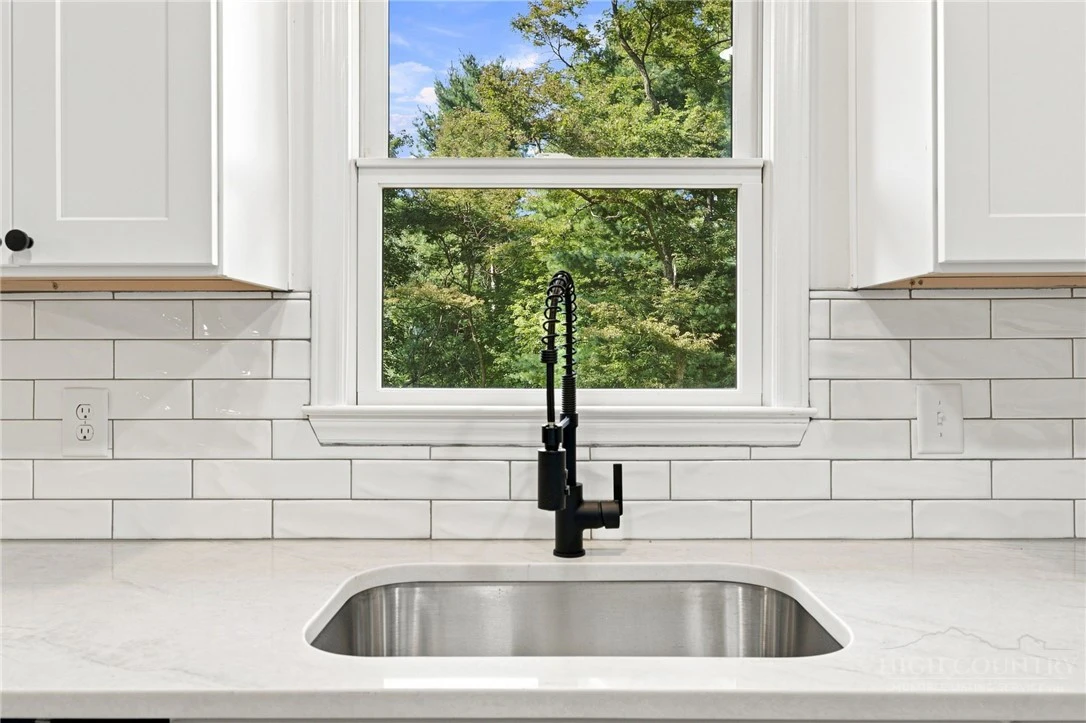 Image number 8 for the current listing