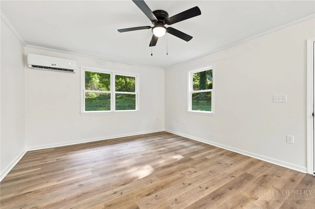 Image number 9 for the current listing