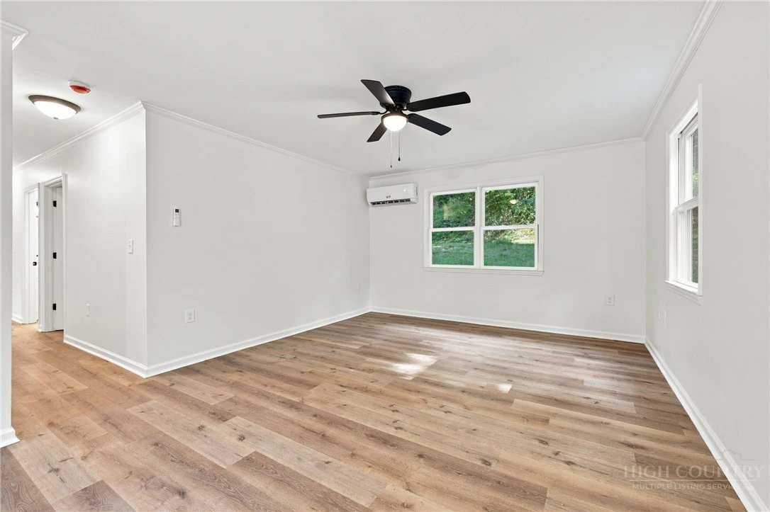 Image number 13 for the current listing