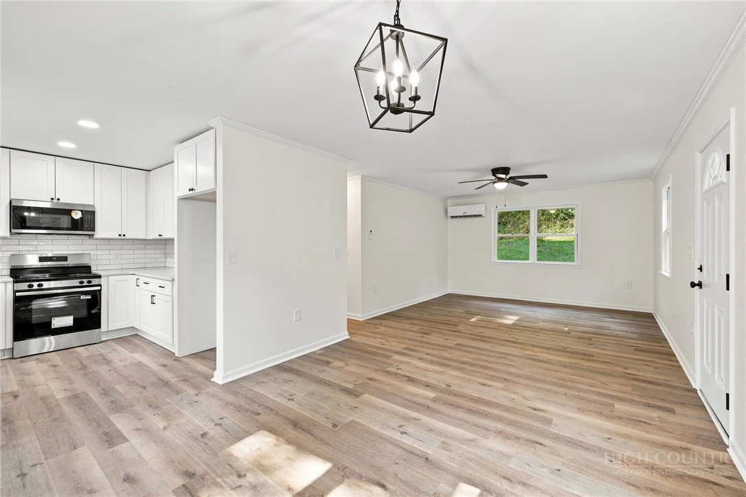 Image number 14 for the current listing