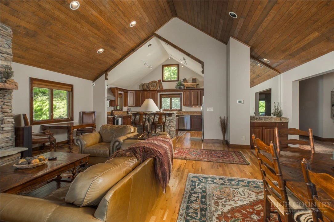 Image number 11 for the current listing