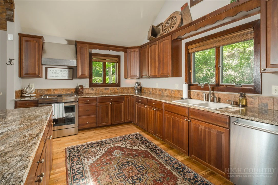 Image number 14 for the current listing