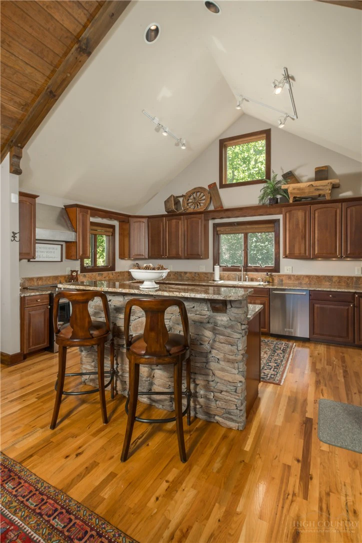 Image number 13 for the current listing