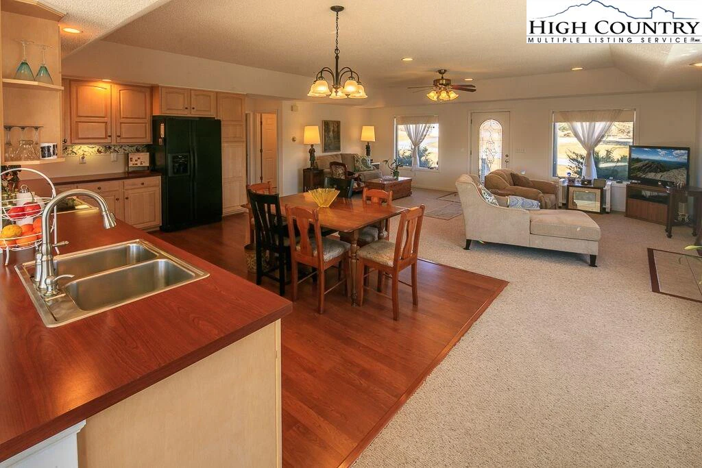 Image number 4 for the current listing