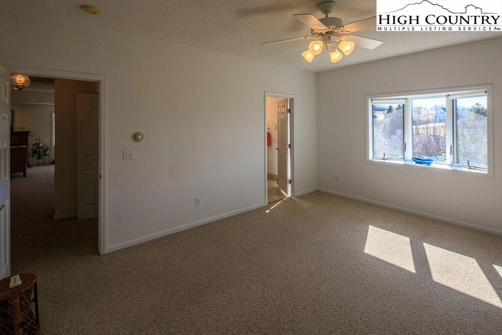 Image number 11 for the current listing