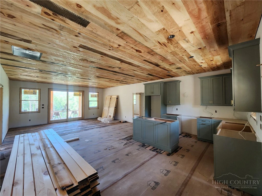 Image number 14 for the current listing