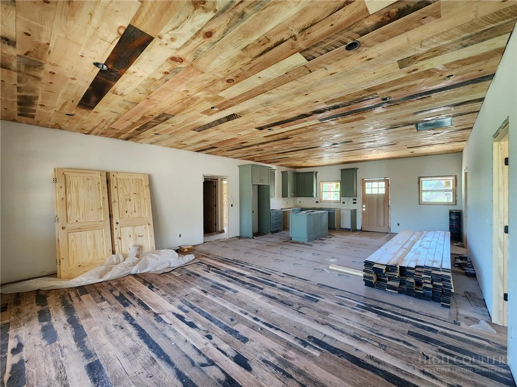 Image number 15 for the current listing