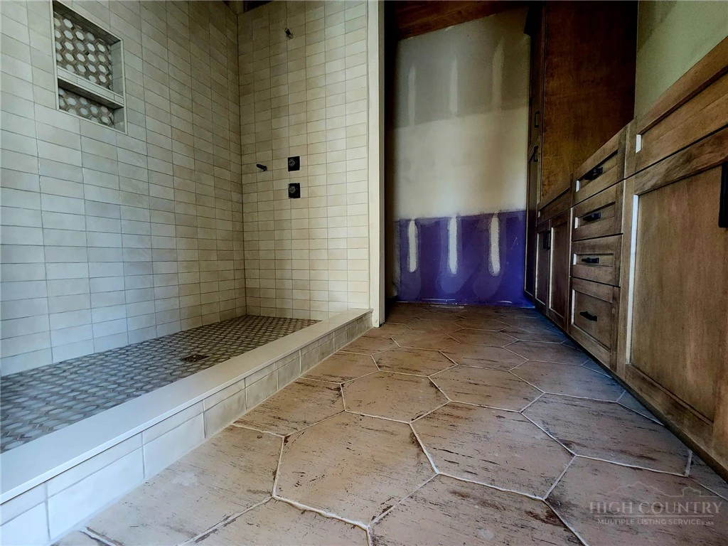 Image number 21 for the current listing