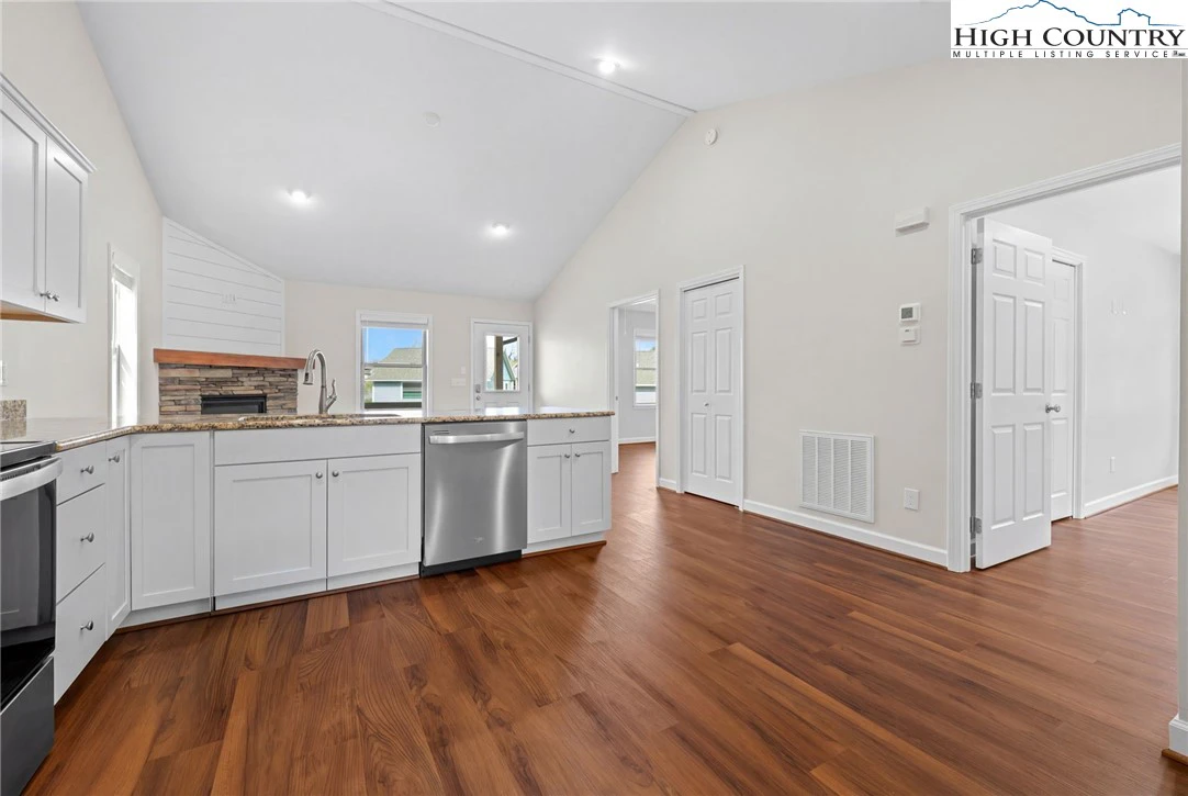 Image number 20 for the current listing
