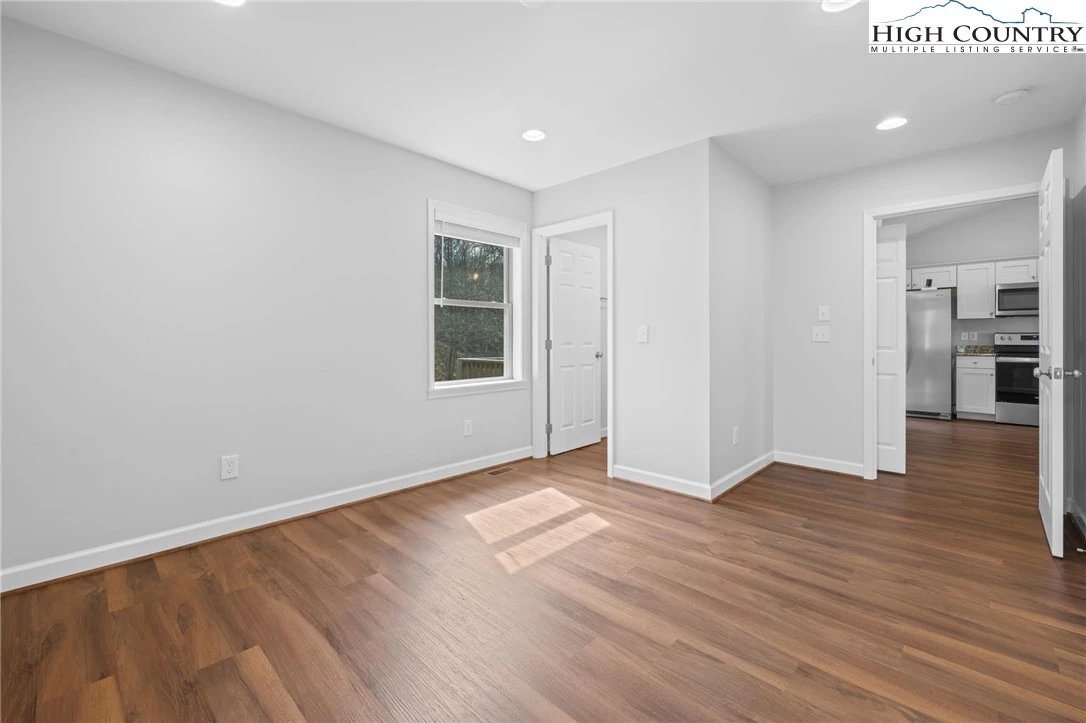 Image number 11 for the current listing