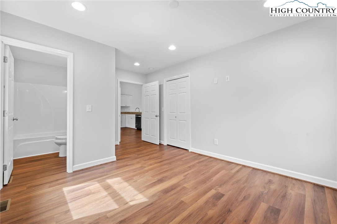 Image number 3 for the current listing