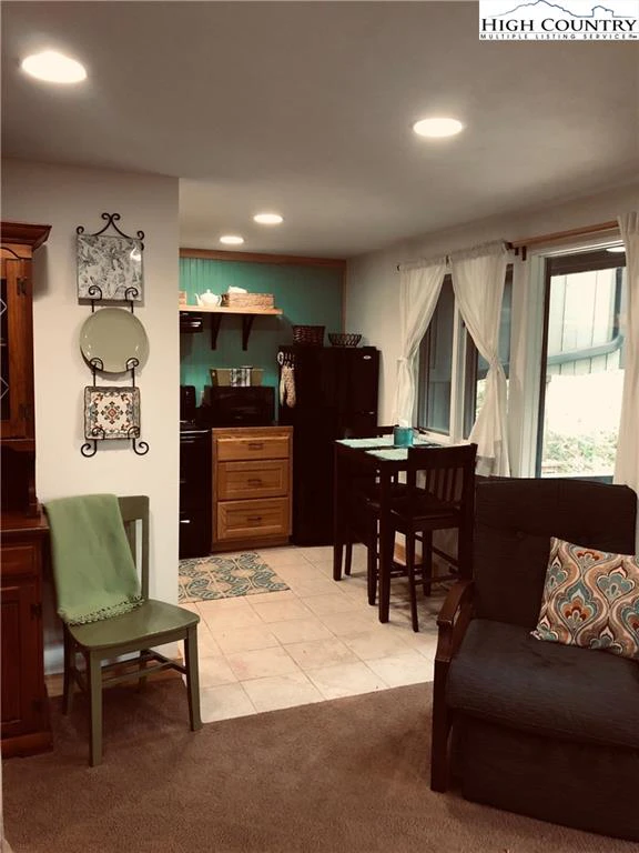 Image number 19 for the current listing