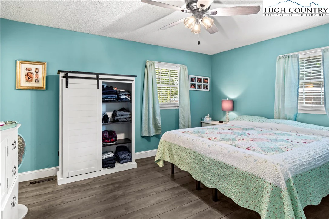 Image number 3 for the current listing
