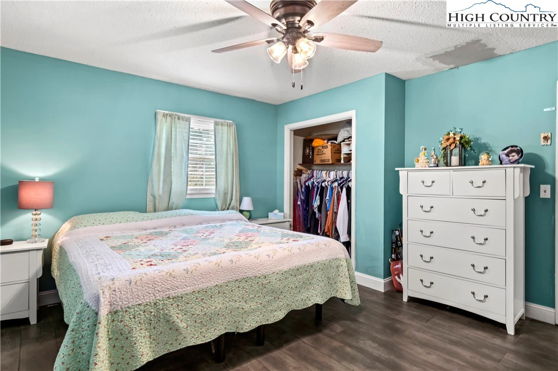Image number 4 for the current listing