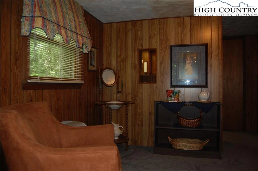 Image number 19 for the current listing