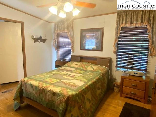 Image number 3 for the current listing