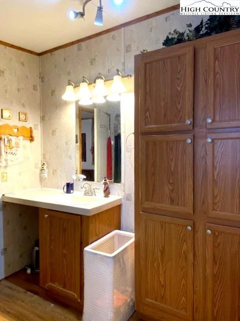 Image number 9 for the current listing